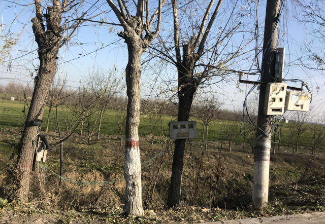 河南鄢陵县陶城镇:供电所管理混乱地爬线 裸露线 遍地开花。