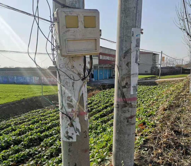河南鄢陵县陶城镇:供电所管理混乱地爬线 裸露线 遍地开花。