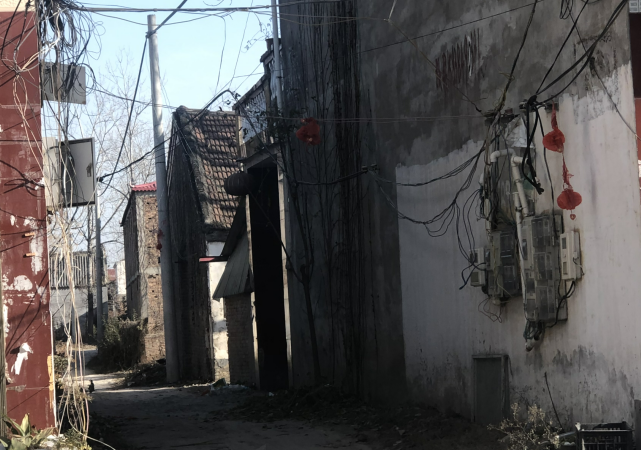 河南鄢陵县陶城镇:供电所管理混乱地爬线 裸露线 遍地开花。