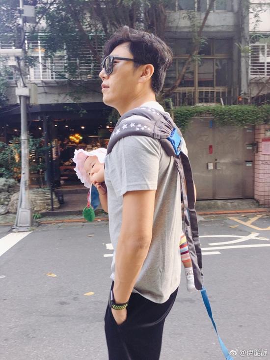 陈妍希霍建华:你这样抱娃 孩子不难受吗?!